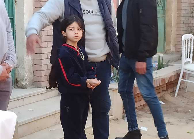 تعاطف الجمهور مع صغيرة حلمي بكر... ظهرت مع شقيقها لتلقي نظرة الوداع على والدها